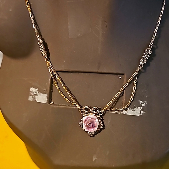 Lovely Vintage Gold-tone Pink Porcelain Rose Pendant Necklace by Avon - Picture 7 of 9